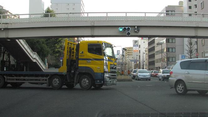 広瀬通　立町小交差点　って仙台西道路トンネルをでてきた所なんだよ。